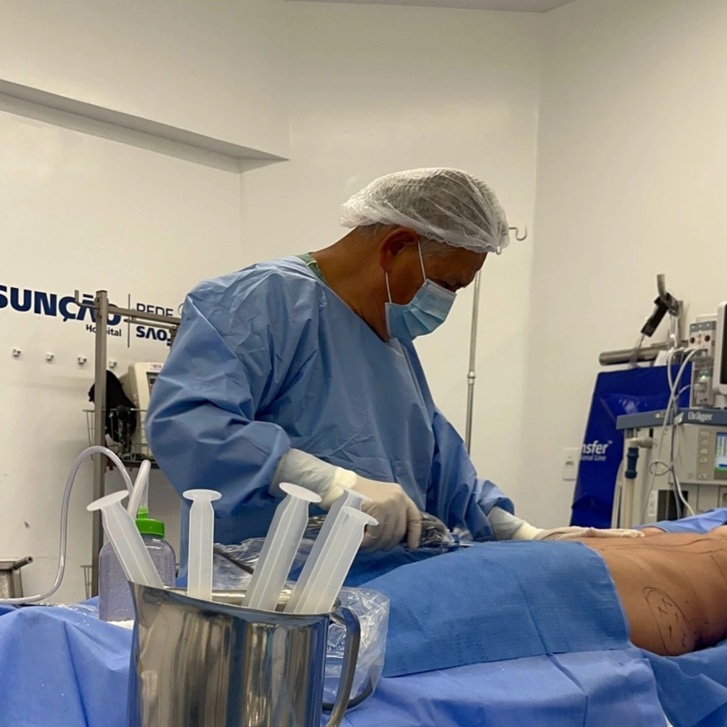 dr porfirio martinez, fazendo lipoaspiraçao