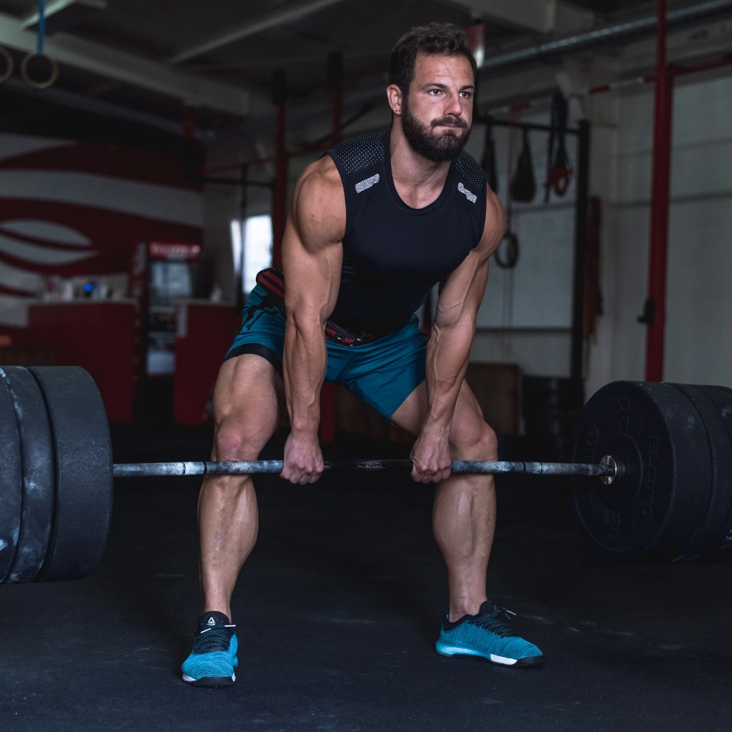 mostrando homem musculoso, que realizou procedimento de hipertrofia com o medico do esporte